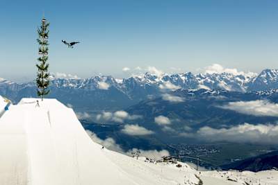 Terje Haakonsen wystąpił podczas Hippie Jump na Kitzsteinhorn w Kaprun w Austrii 30 kwietnia 2014 roku.