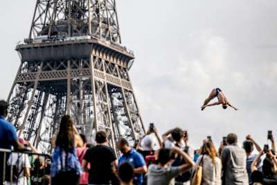 Molly Carlson aus Kanada springt von der 21,5-Meter-Plattform während des ersten Wettkampftages der zweiten Station der Red Bull Cliff Diving World Series in Paris, Frankreich, am 17. Juni 2023.