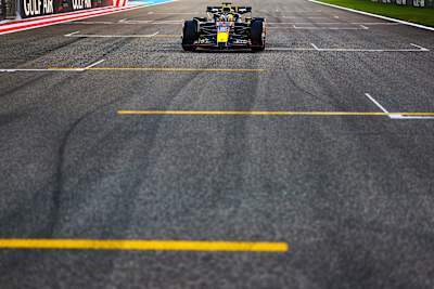 Max Verstappen vozi bolid Oracle Red Bull Racing RB20 tokom Velike nagrade Bahreina 2. marta 2024. godine