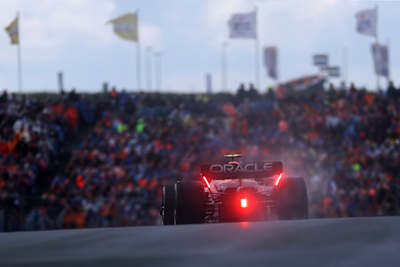 Sergio Pérez conduciendo el Oracle Red Bull Racing RB19 durante el Gran Premio de F1 de Holanda en el Circuito de Zandvoort el 27 de agosto de 2023 en Zandvoort, Holanda. 