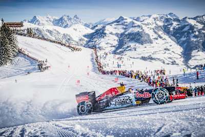 Max Verstappen corre durante el Showrun de F1 en el Hahnenkamm en Kitzbuehel, Austria, el 14 de enero de 2016. 