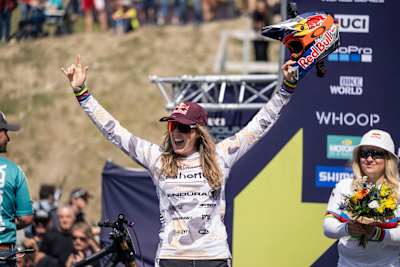Rachel Atherton festeggia alla Coppa del Mondo UCI DH a Lenzerheide, Svizzera, il 10 giugno 2023.