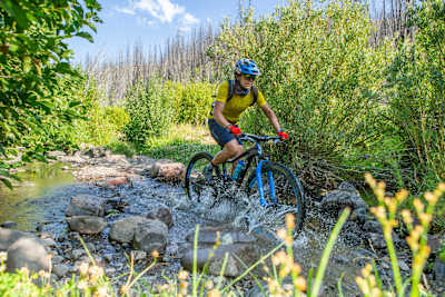 Rebecca Rusch monta en bicicleta en Sun Valley, ID, EE.UU., el 24 de mayo de 2020. 