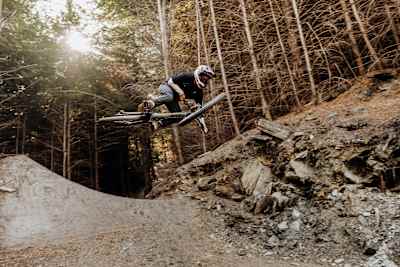 Harriet Burbidge-Smith in sella alla sua bici durante le riprese del Progetto Haz a Queenstown, Nuova Zelanda, il 28 febbraio 2023