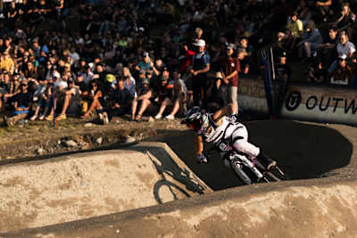 Caroline Buchanan si esibisce al Crankworx Whistler Pump Track di Whistler, Canada, il 27 luglio 2023. 