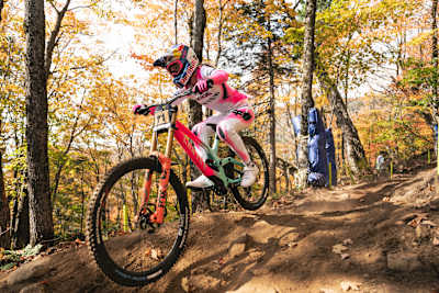 Tahnee Seagrave en la Copa del Mundo de DH de la UCI en Mont Sainte Anne, Canadá, el 7 de octubre de 2023