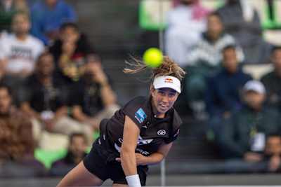 Bea González en acción durante el Riyadh Season Premier Padel P1 2024.