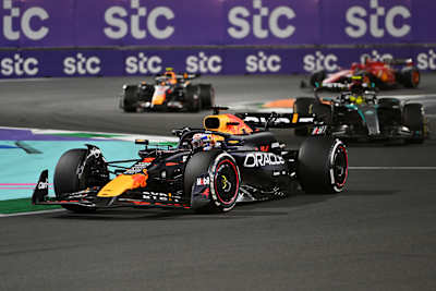 Max Verstappen, Suudi Arabistan'da ilk sırayı aldı