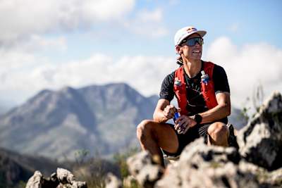 L'ultrarunner Ryan Sandes prend une pause lors d'un entraînement à George, en Afrique du Sud, le 28 avril 2023.pa