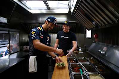 Daniel Ricciardo helps out at a food truck during previews to the United States Formula One Grand Prix in 2015. 