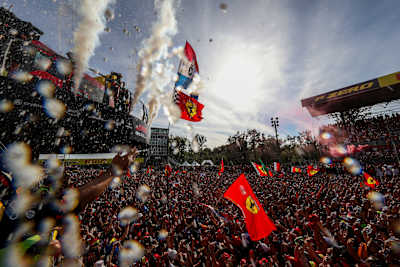 Los tifosi celebran con Max Verstappen, Sergio Pérez y Carlos Sainz el Gran Premio de F1 de Italia en el Autodromo Nazionale Monza el 03 de septiembre de 2023 en Monza, Italia. 