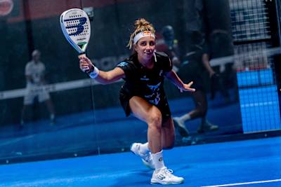 Bea González juega al pádel en Madrid, en abril de 2024.