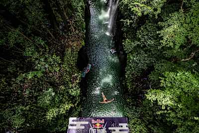 Eleanor Smart din SUA plonjează de pe platforma de 21 de metri la a patra etapă a Red Bull Cliff Diving World Series în Takachiho, Japonia, pe 3 august 2023.