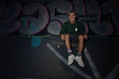 Vincent Matheron pose pour un portrait lors d'une session de skateboard à Marseille.