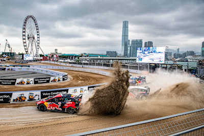 Kevin Hansen fait un drift lors du championnat du monde de rallycross de la FIA à Hong Kong, en Chine, le 11 novembre 2023.