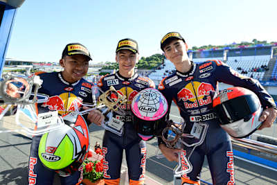 Hakim Danish, Alvaro Carpe, Brian Uriarte en el podio de la Carrera 2 de la Red Bull Rookies Cup en el MotoGP de España el 28 de abril de 2024.