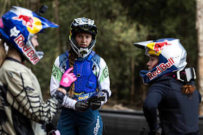 Tahnée Seagrave, Louise Ferguson und Gracey Hemstreet diskutieren über die Strecke während des Trainings bei Red Bull Hardline im Maydena Bike Park, Australien am 21. Februar 2024.