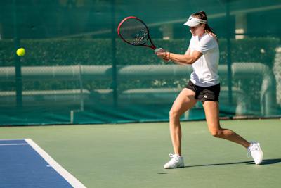 Elena Rybakina actúa durante la sesión de entrenamiento en Dubai, Emiratos Árabes Unidos, el 16 de diciembre de 2023.