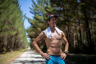 Ryan Sandes erholt sich nach einem Trainingslauf vor dem Tarawera Ultra Marathon in Rotorua, Neuseeland am 5. Februar 2019.