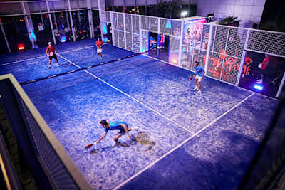 Padel kortları kompakt ve kapalı