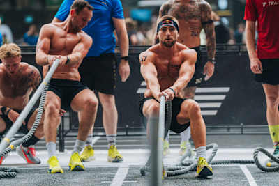 Jake Dearden utilise la corde ondulatoire au championnat du monde Hyrox, qui se tient à Nice, en France, le 9 juin 2024.