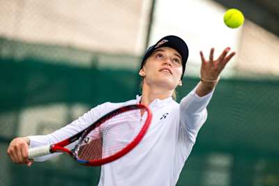 Elena Rybakina durante una sesión de entrenamiento en Dubai, Emiratos Árabes Unidos, el 16 de diciembre de 2023.