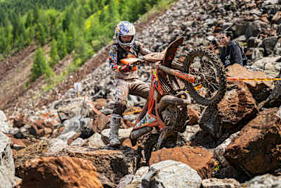 Manuel Lettenbichler tritt während des Red Bull Erzbergrodeo 2024 in Eisenerz, Österreich am 2. Juni 2024 auf