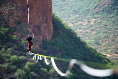 Jaan Roose predvádza slacklining v okrese Samburu v Keni, 2022.