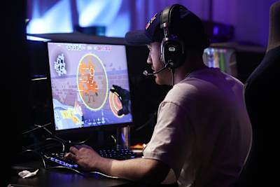 Ein Spieler mit einer Red Bull-Mütze konzentriert sich während des Red Bull Home Ground-Events in Istanbul, Türkei, auf den Bildschirm.