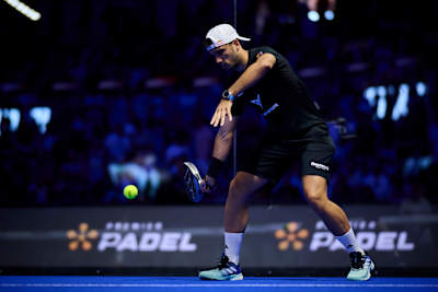 Alejandro Galán spielt intensiv Padel beim Premier Padel P1 Event