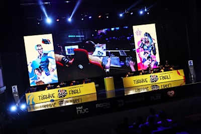 Vista trasera del escenario de la final del evento de juegos Red Bull Campus Clutch en Estambul.