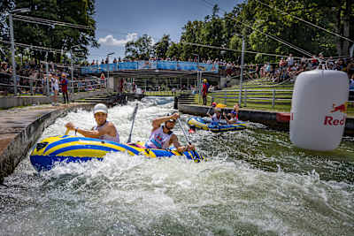Zwei teilnehmende Teams kämpfen beim Red Bull Paddelfest in den Fluten.