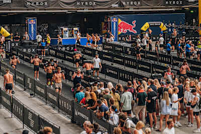 Los participantes de la categoría pro men actúan en el Campeonato del Mundo Hyrox de Niza, Francia, el 8 de junio de 2024. 