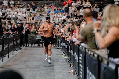 Alexander Roncevic court lors des championnats du monde HYROX à Nice, en France, le 7 juin 2024.