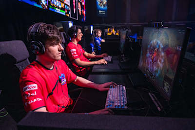 Artur 'Rybson' Gebicz actúa en Red Bull Phase Rush en Varsovia, Polonia, el 9 de diciembre de 2023.