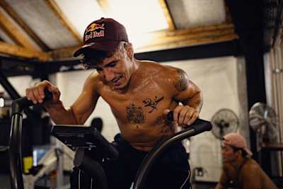 B-Boy Lil Zoo s'entraîne sur un Airbike dans une salle de sport du Red Bull Athlete Performance Center en Autriche.