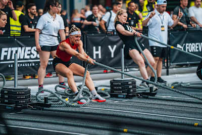 La atleta HYROX Ida Mathilde Steensgaard trabajando duro en la estación de sled pull