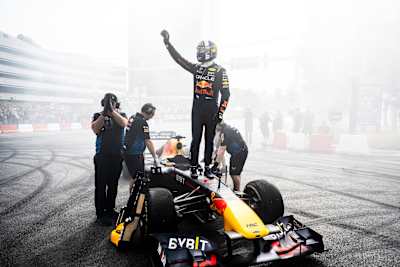 David Coulthard, legenda F1 z týmu Red Bull Racing, slaví po po adrenalinové jízdě na Red Bull Showrun.