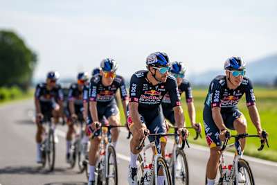 Das Team Red Bull - BORA - hansgrohe bei einer Trainingsfahrt