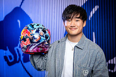 Yuki Tsunoda posa para portriat con su nuevo diseño de casco temático de VALORANT en Milton Keynes, Reino Unido, el 13 de julio de 2024.