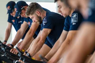 En 2024, Arthur Cevey de l'équipe Alinghi Red Bull Racing se concentre intensément pendant l'entraînement à Barcelone