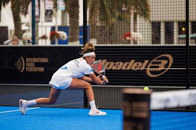 In 2024, Beatriz González nimmt an einem Padel-Event in Doha teil.