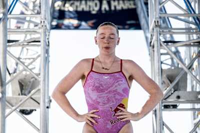 Molly Carlson steht auf der 21,5-m-Plattform der Red Bull Cliff Diving World Series in Polignano a Mare, Italien.