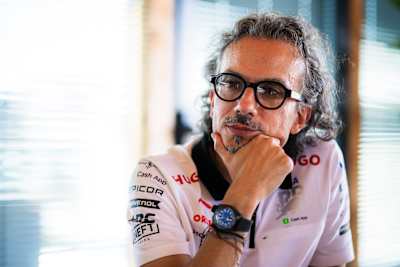 Laurent Mekies, promatra u paddocku tijekom pregleda uoči Velike nagrade Italije Formule 1 na Autodromo Nazionale Monza 29. kolovoza 2024. u Monzi, Italija. 