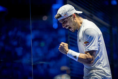 Ale Galán feiert seinen Sieg beim Madrid Premier Padel P1-Finale 2024 in Spanien