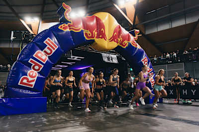 I 2024 konkurrerer kvinnelige proffidrettsutøvere under Red Bull-buen på Hyrox Sydney fitnesskonkurransen.  