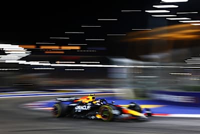 Verstappen, Singapur'un ardından sürücüler şampiyonasında 331 puanla lider