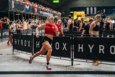 Ida Mathilde Steensgaard en train de courir lors du championnat du monde HYROX à Nice, en France, le 9 juin. 2024. 