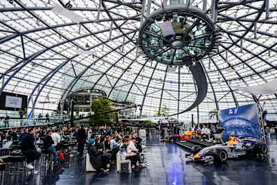 Jürgen Klopp e Oliver Mintziaff vistos em Salzburgo, Áustria, em 14 de janeiro de 2025. 