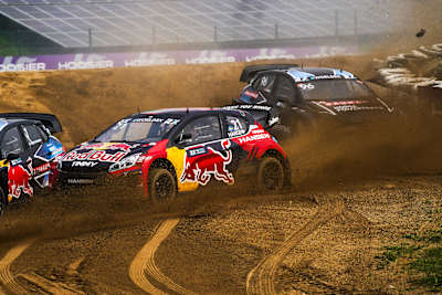 2024, Timmy Hansen från Team Hansen kör sin Red Bull-beklädda rallycrossbil och sparkar upp damm på en grusbana under FIA World Rallycross Championship-tävlingen i Mettet, Belgien